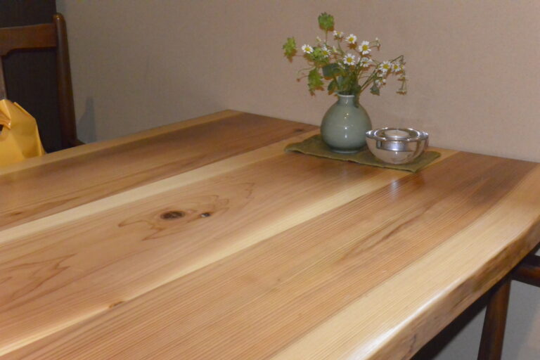 木製テーブル