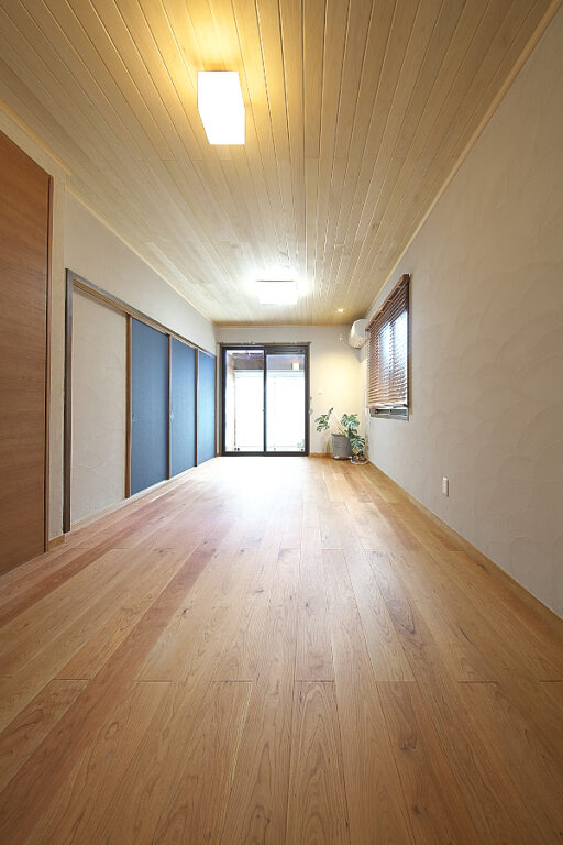 90mm幅・節なし上小・一枚物　無垢羽目板施工例〔No.1〕